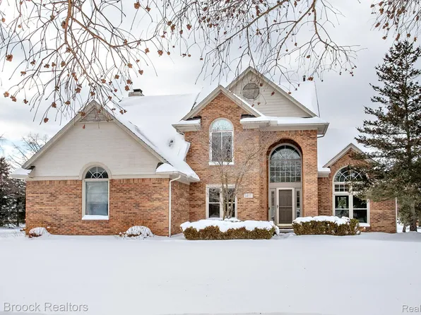 6817 Woodcrest Dr, Troy, MI 48098