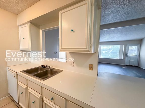 3rd image of 1901 Ridgetop Dr