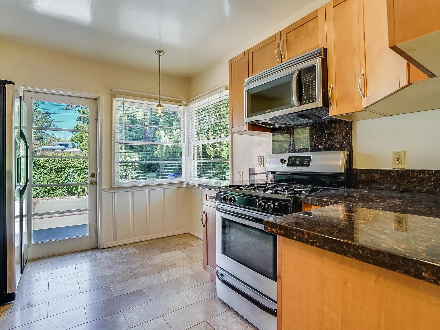 2 bed, 800 sqft, $3,295 — Photo 3