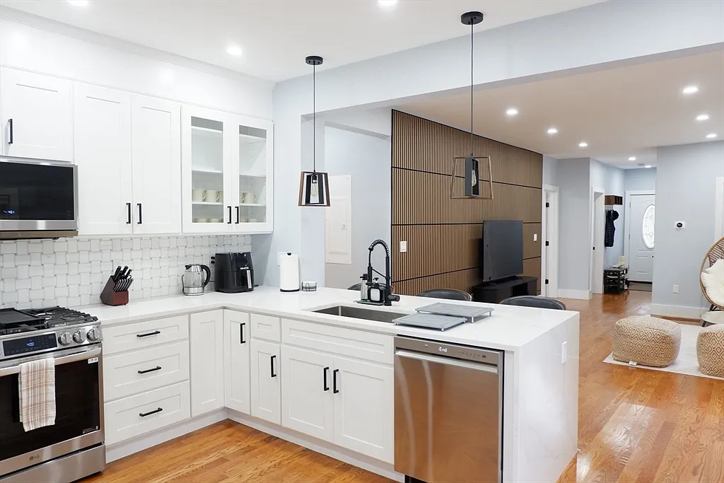 3 bed, 2.0 bath, 1100 sqft, $3,600 — Photo 3
