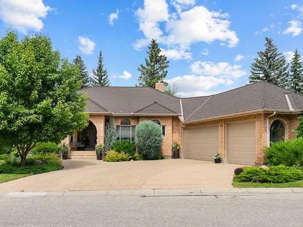 39 S Baycrest Ct SW, Calgary, AB T2V 5K1