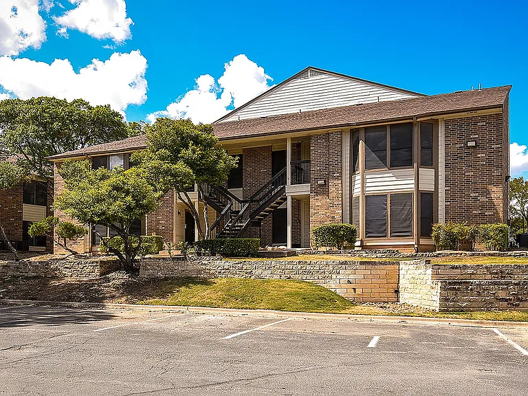 Cricket Hollow Apartments — Photo 6
