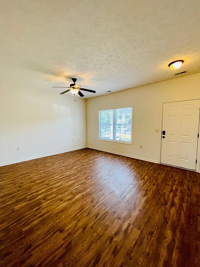 3 Bedroom, 2.5 Bath Two Level Townhouse — Photo 3