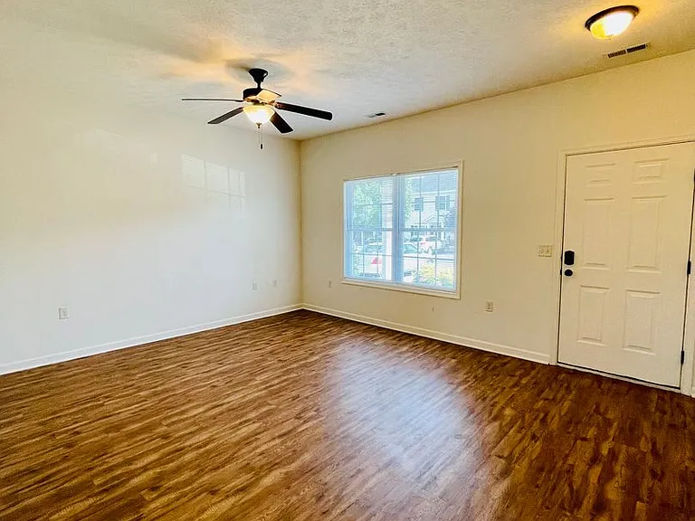 1023 Wellington Dr — Photo 3
