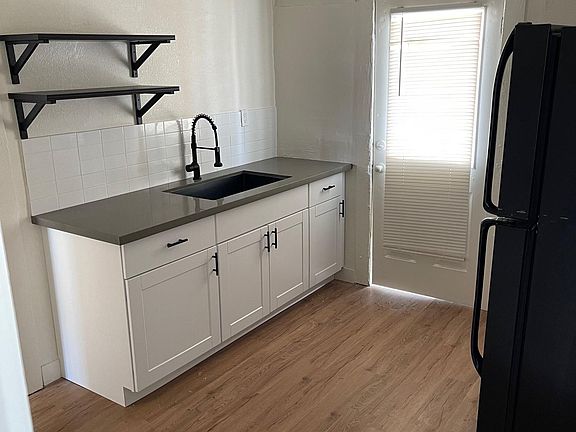 Kitchen (add. shelving coming soon)