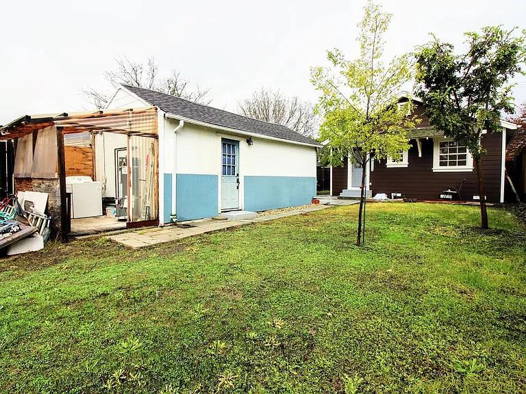 1151 Corby Ave — Photo 17