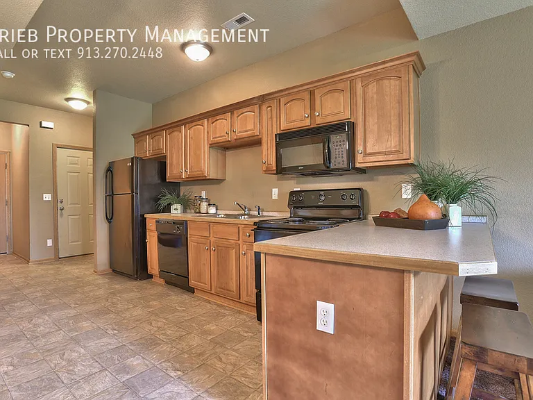 824 Woodson Ct — Photo 9