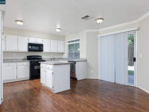 3rd image of 418 Stoneybrook Ln