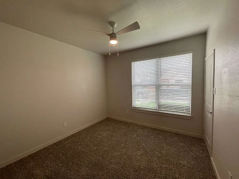 10902 Aberdeen Ave — Photo 8