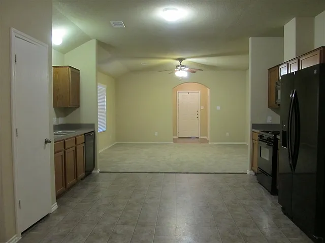 4 bed, 2.0 bath, 2050 sqft, $2,090 — Photo 3