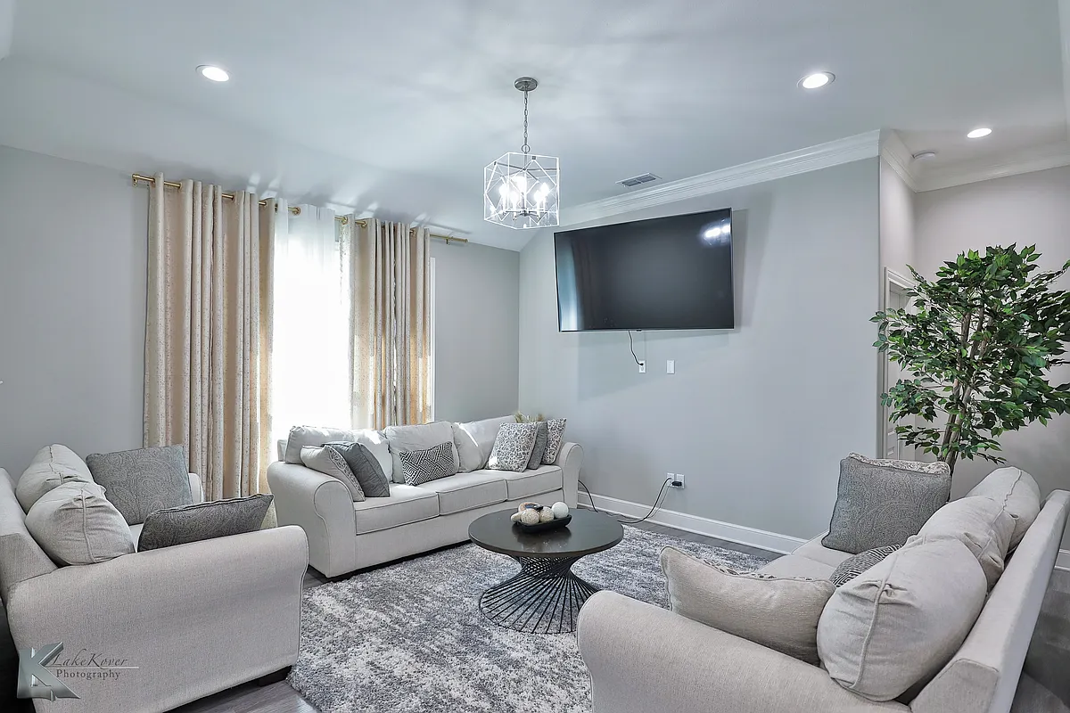 Building Photo - 5433 Fallbrook Dr