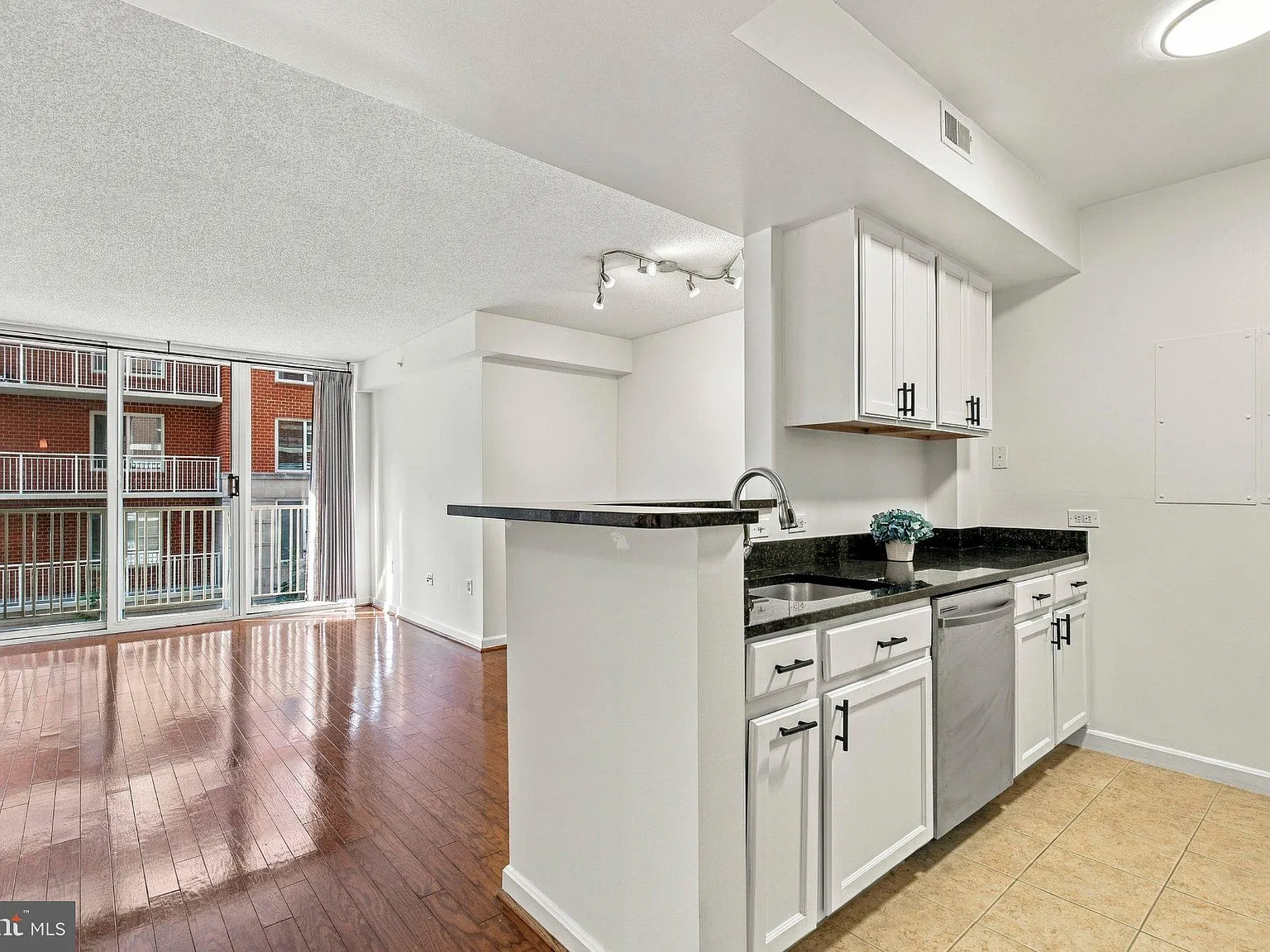 880 N Pollard St — Photo 3