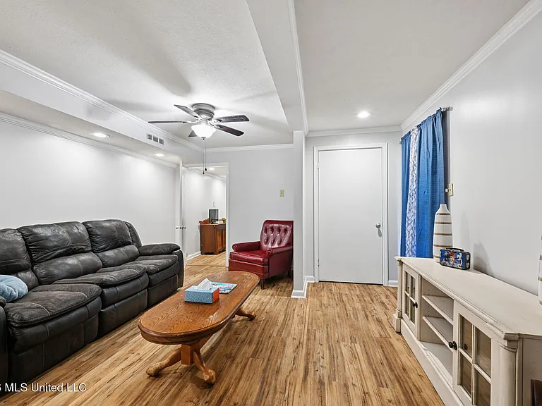 102 W Myrtle St #A — Photo 2
