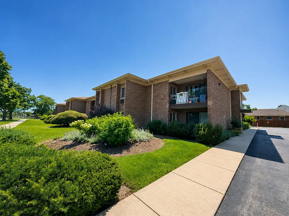 483 N Larch Ave #204W