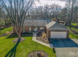 7713 Carriage Dr, Crystal Lake, IL 60012