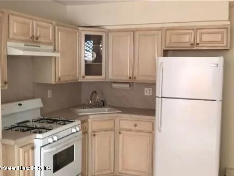 67 Robinson Ave — Photo 2