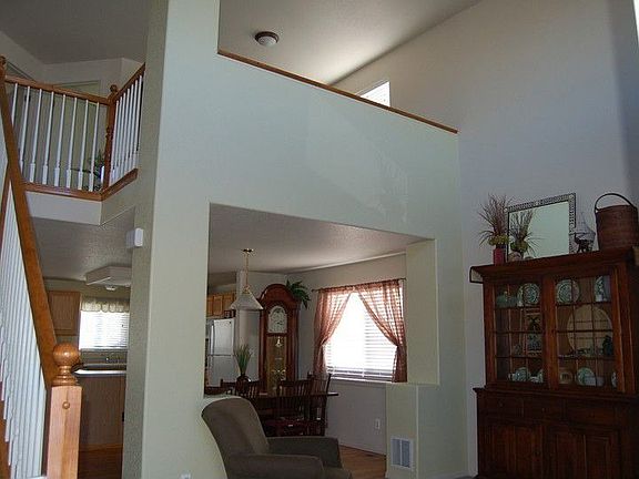 Dramatic 2-story entry.