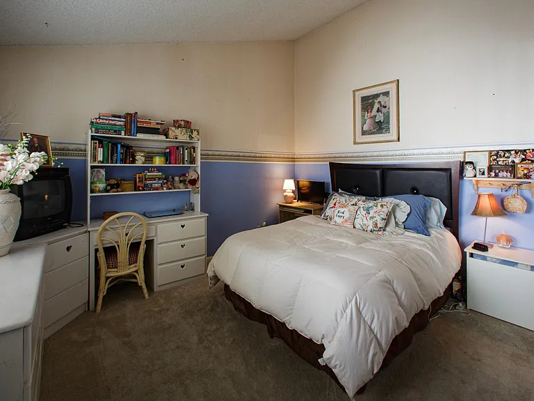Bedroom 1, queen size bed.