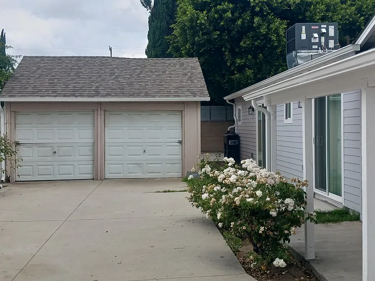 6721 1/2 Tyrone Ave — Photo 2