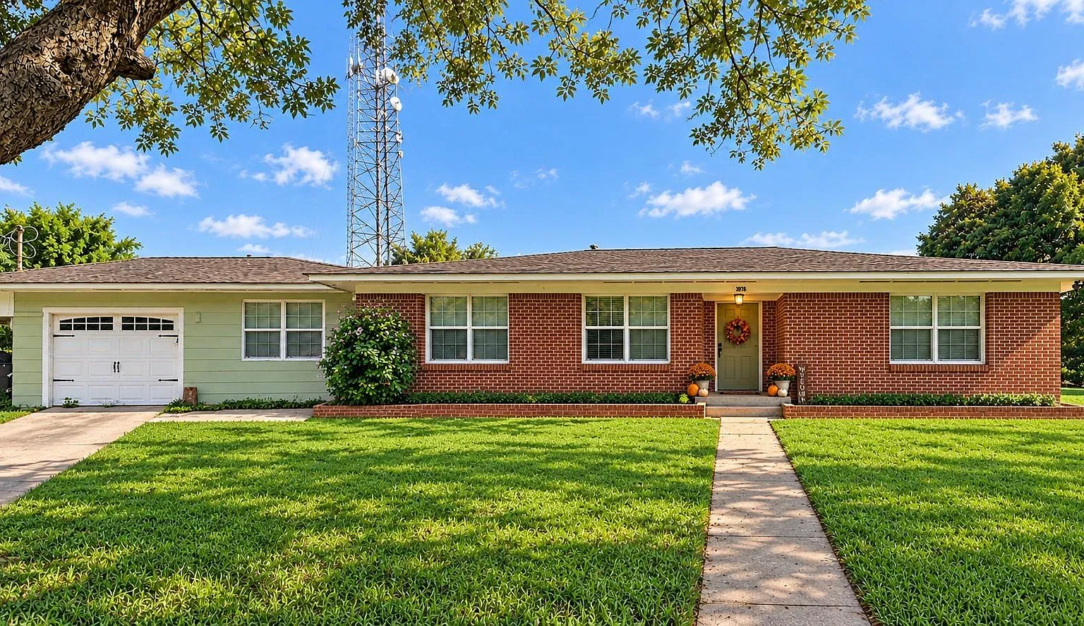 3 bed, 1.5 bath, 1532 sqft, $1,650 — Photo 1
