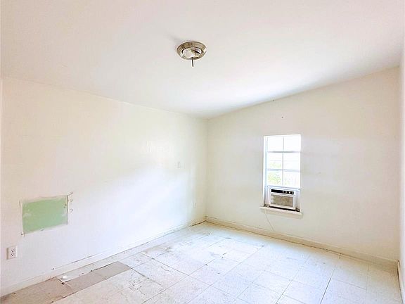 3rd image of 820 Chihuahua St