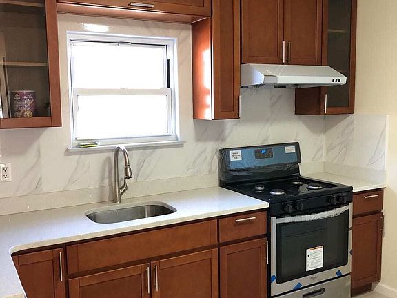 3rd image of 135 Lamport Blvd