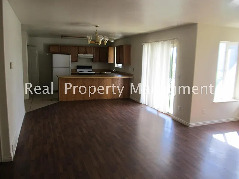 295 S Willow Dr — Photo 4