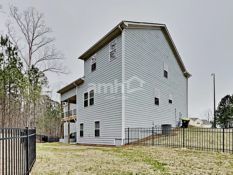 180 Landsdown Xing — Photo 26