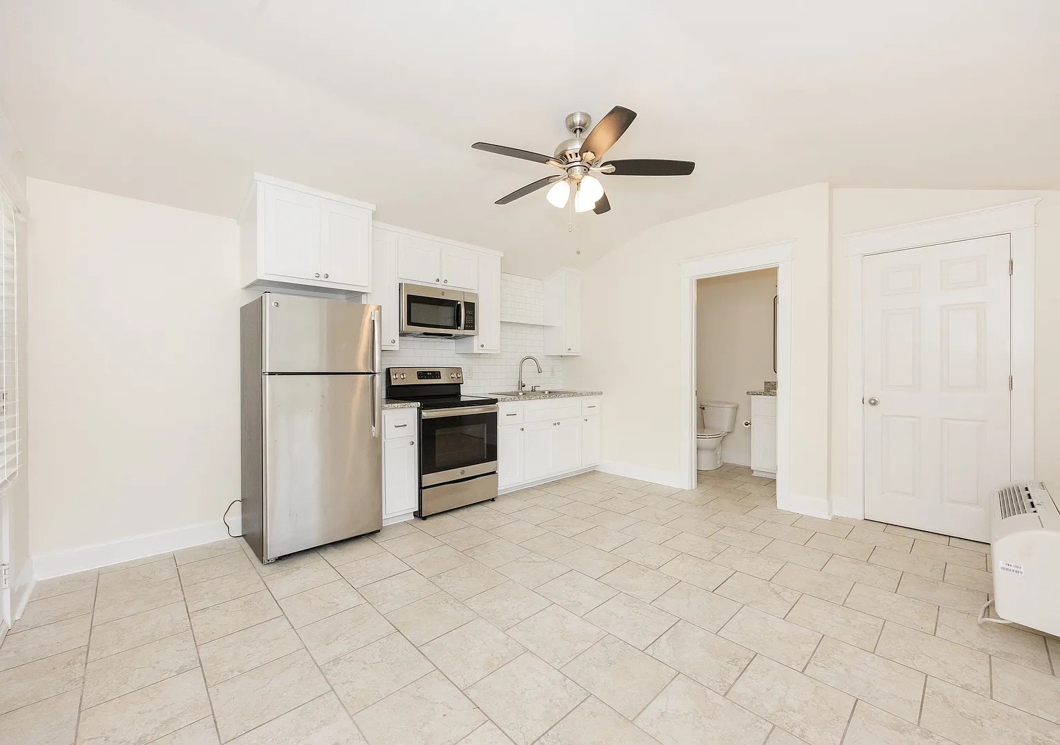 Studio, 375 sqft, $950 — Photo 2