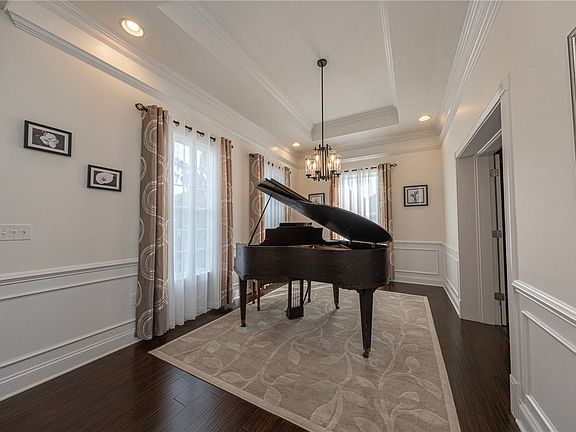 5th image of 438 White Pine Ln