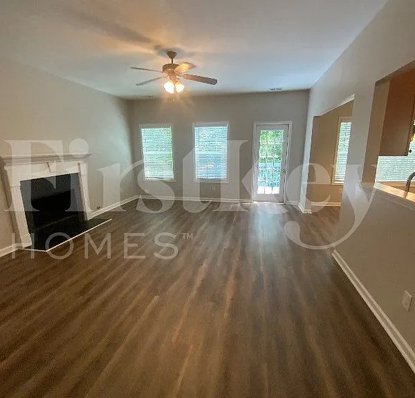 528 Valleyside Dr — Photo 2