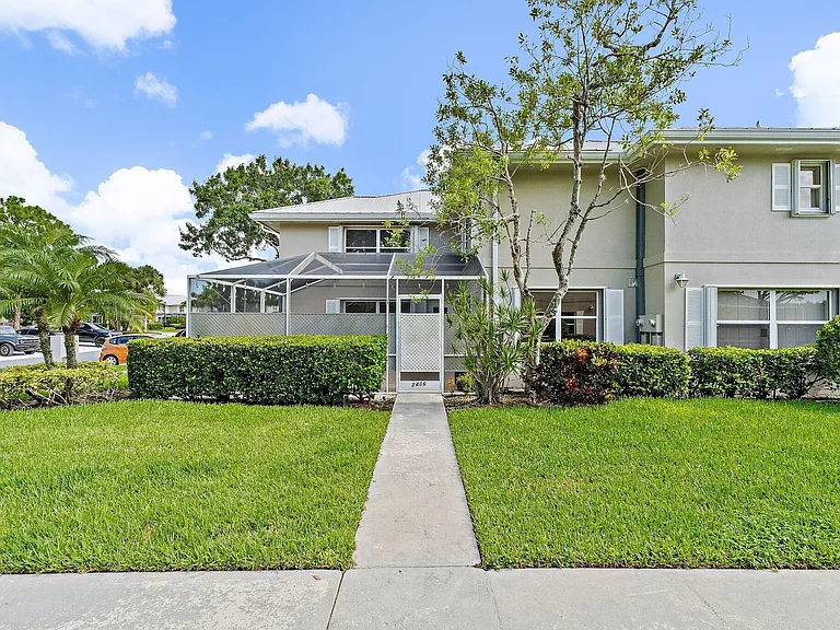 2406 SW Danbury Ln — Photo 36