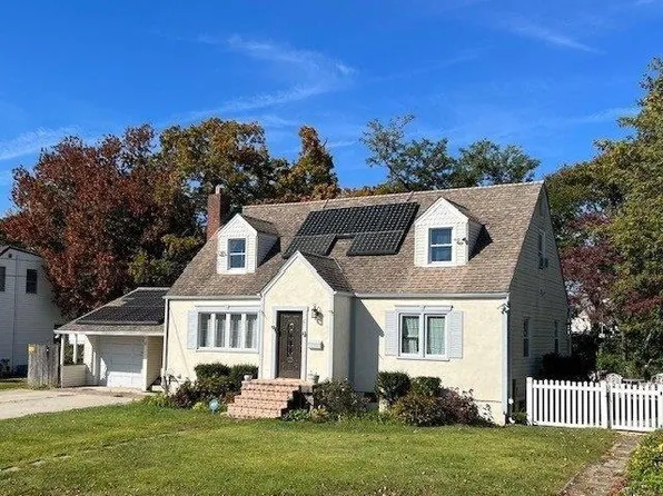87 Laurel Road, Lindenhurst, NY 11757