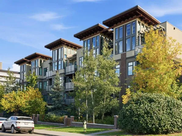 1720 W 10th St SW #209, Calgary, AB T2T 3E8