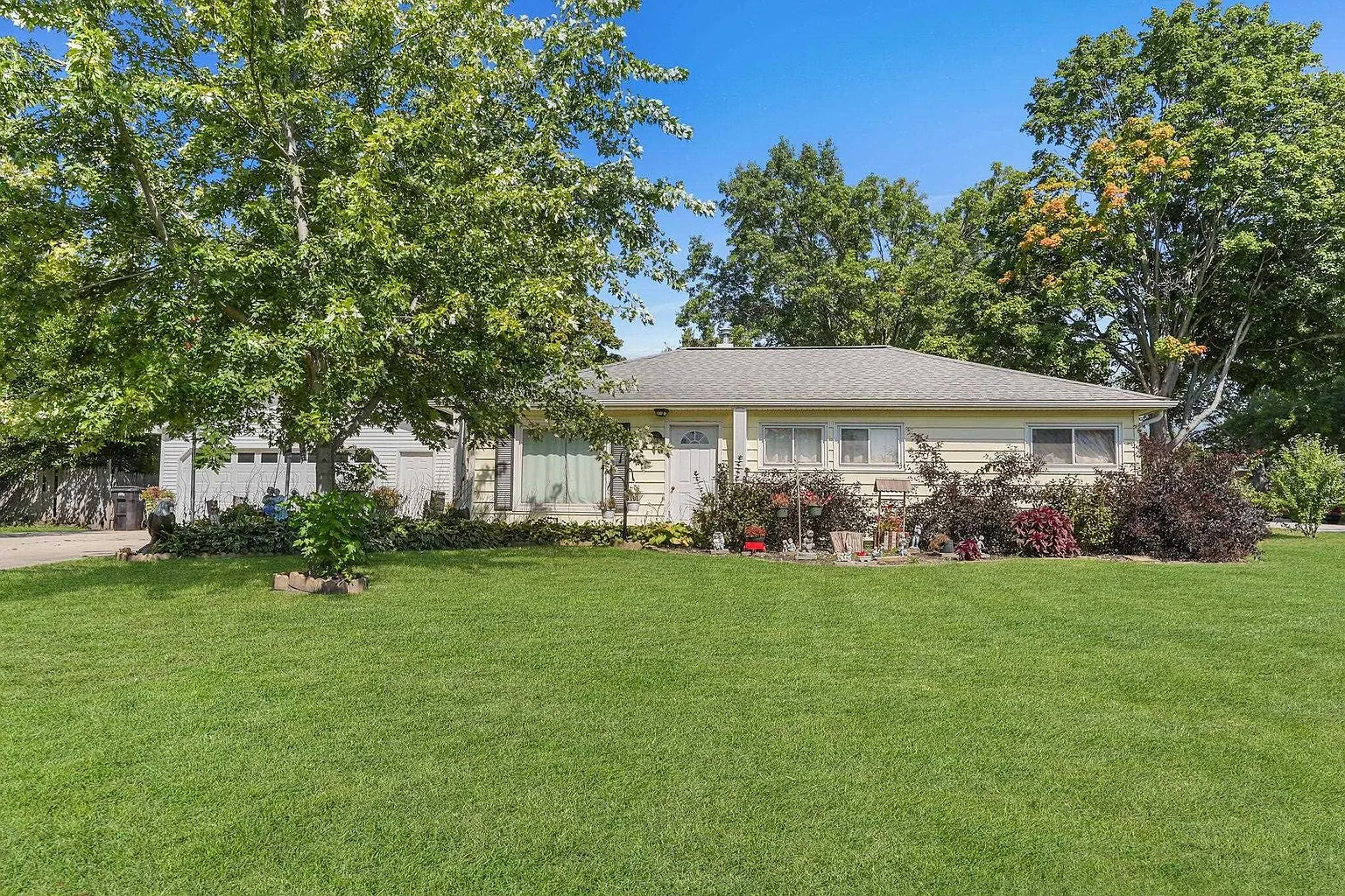 1728 Maplewood Dr photo 1