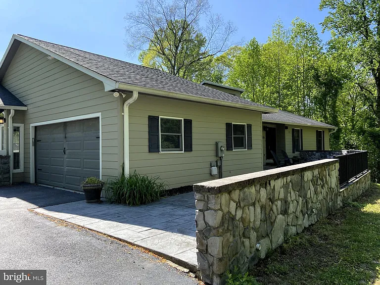1251 Hinton Dr — Photo 3