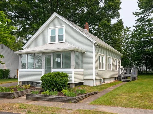 15 Campbell Ave E, Rumford, RI 02916