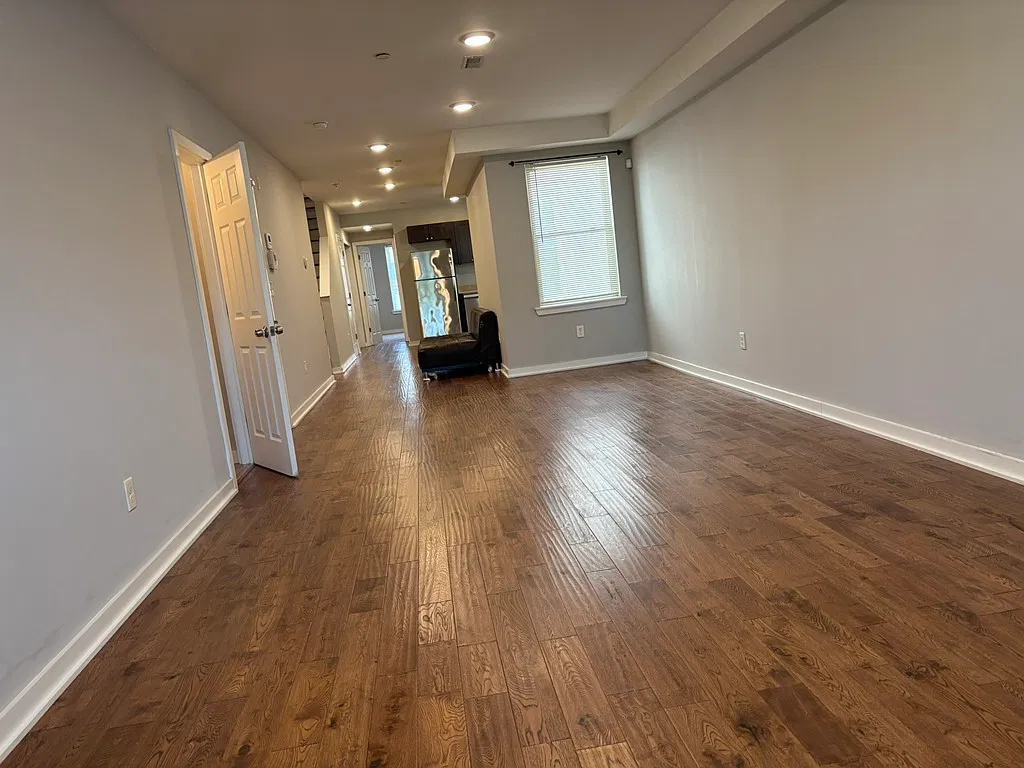 6 bed, 4.5 bath, 2000 sqft, $4,050 — Photo 4