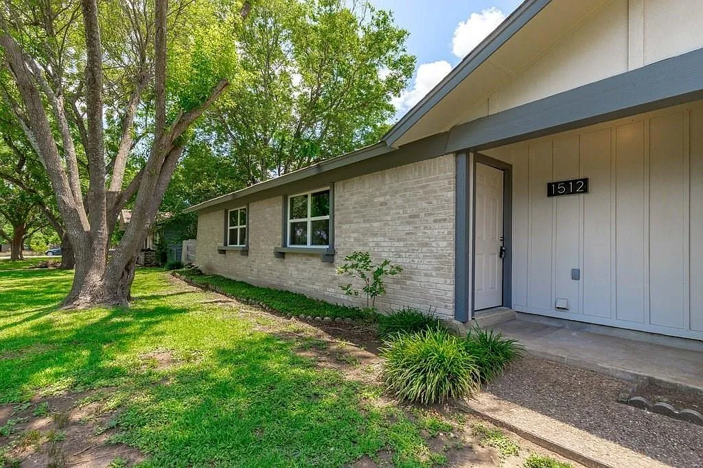 3 bed, 2.0 bath, 1101 sqft, $2,100 — Photo 2