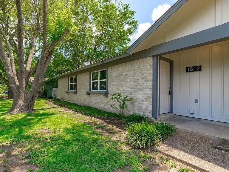 1512 Luray Dr — Photo 2