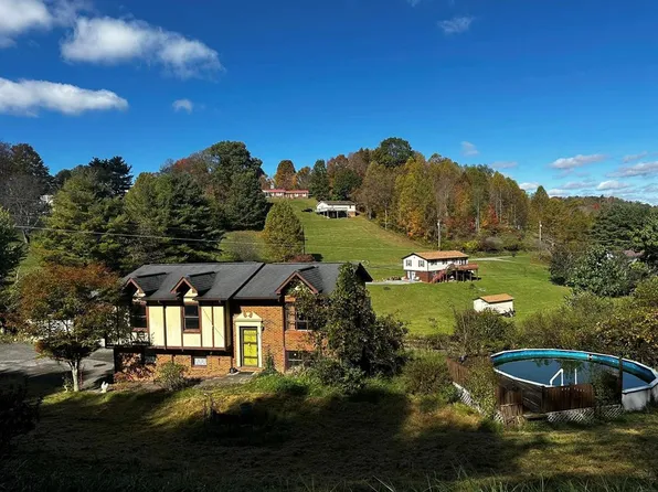 812 Pond St, Pounding Mill, VA 24637