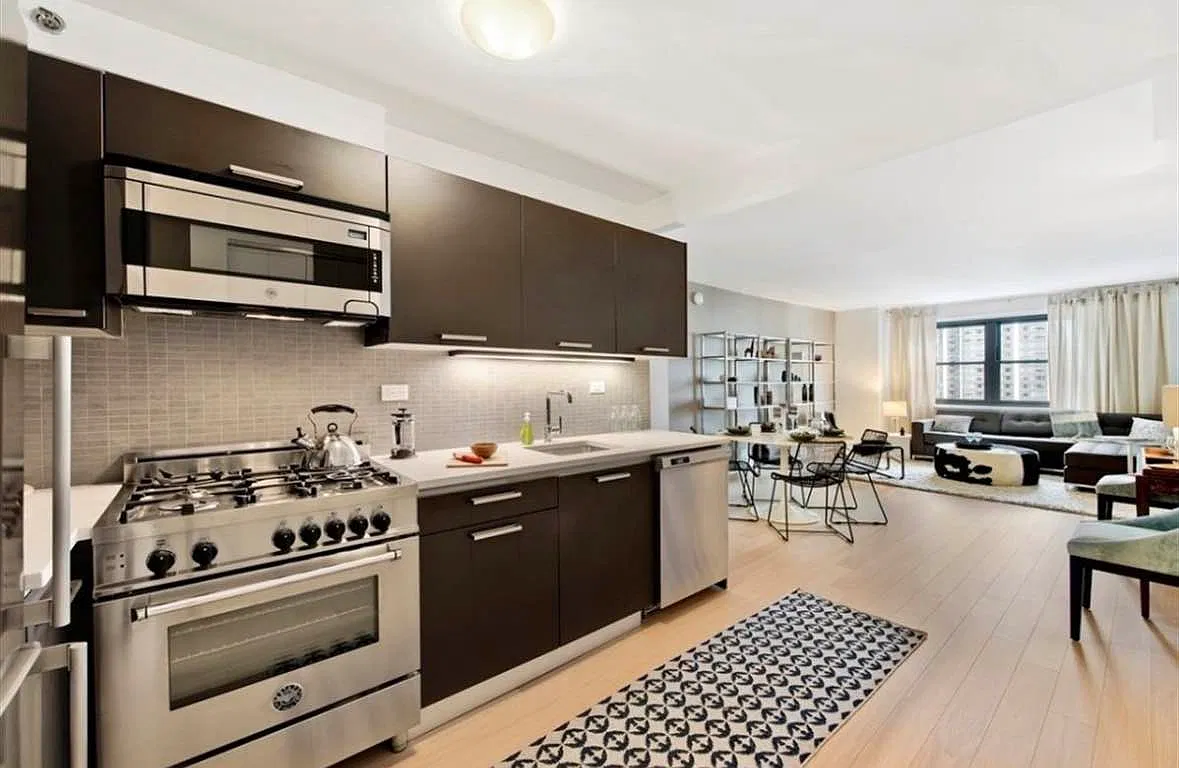 222 East 39th Street — Photo 2