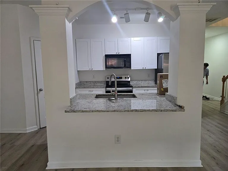 577 Woodland Park Ter — Photo 3