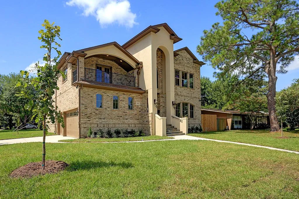 4 bed, 4.5 bath, 4319 sqft, $5,900 — Photo 2