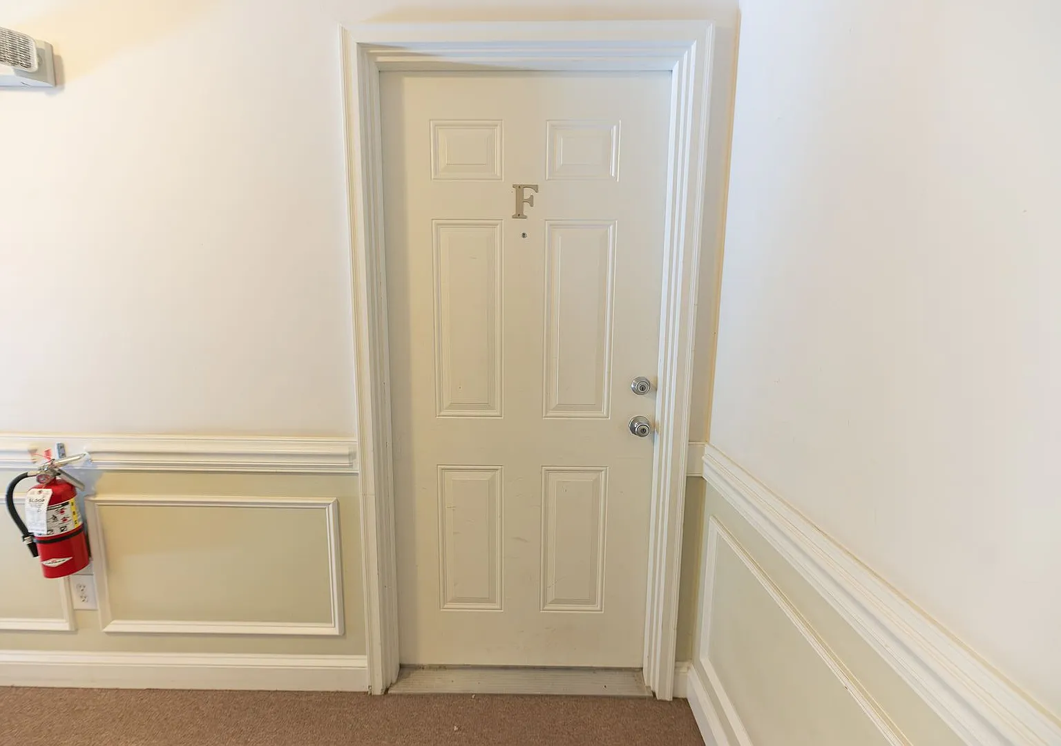 2 Bedroom Condo with Ensuite Bathroom — Photo 2