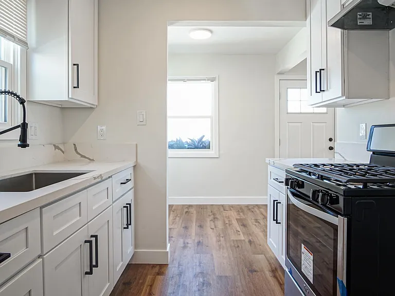 4525 W Broadway — Photo 1