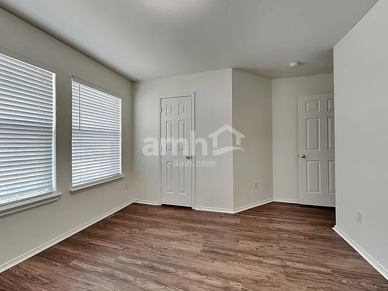 511 Robinwood Dr — Photo 13