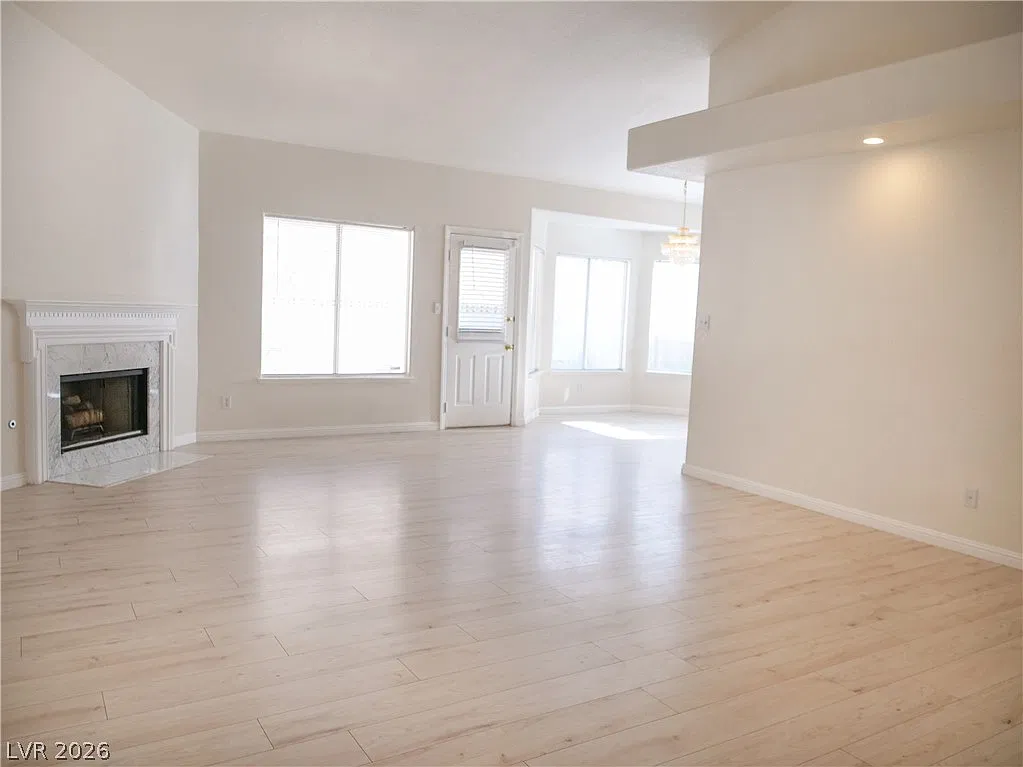 3 bed, 2.0 bath, 1482 sqft, $2,100 — Photo 2