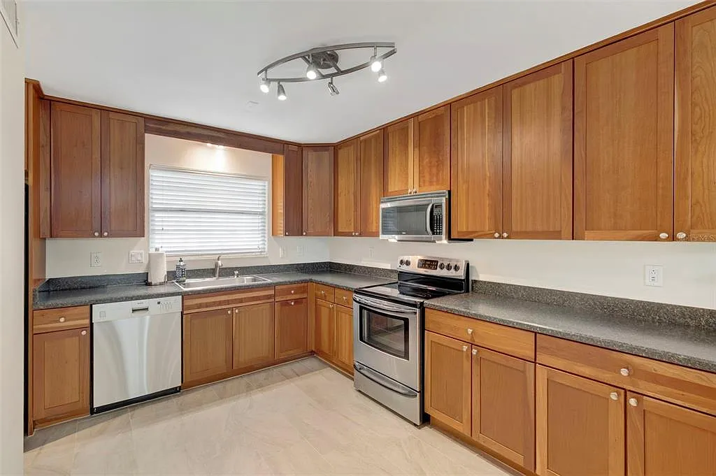 3 bed, 2.5 bath, 1630 sqft, $3,000 — Photo 4