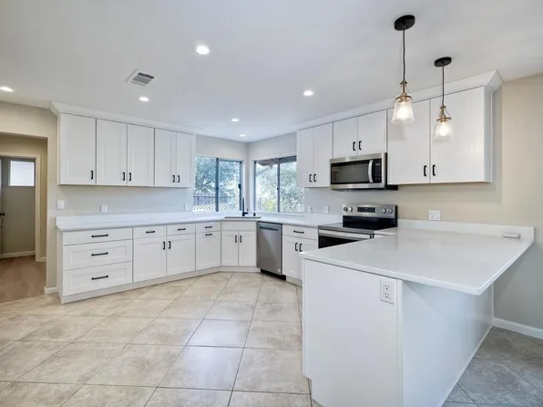 2771 High Mead Cir, Vista, CA 92084